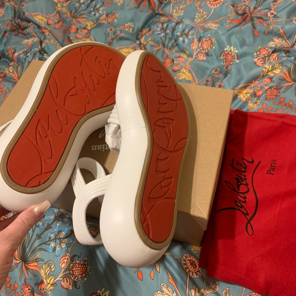 Louboutin 
Manolasummer Flat sandals
